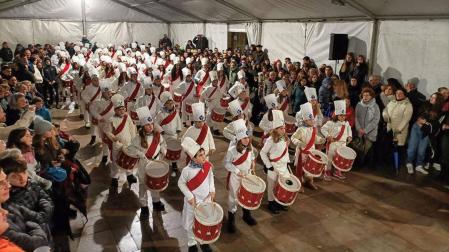 La formación que recibió a las 00.00 horas el día de San Sebastián, en la carpa de la plaza de Lakuntza