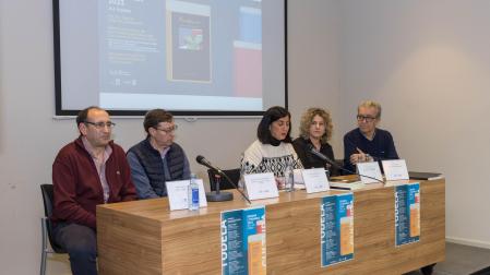 De izda. a dcha., el jurado de los concursos literarios de Tudela Juan Carlos Reinaldos, Rafael Rodríguez Natera, Merche Añón, Gloria González y Pepe Alfaro.