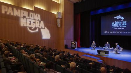 De izquierda a derecha: Jerónimo Andreu, Charles Cumming y Javier Lorente, ayer, en la mesa redonda que tuvo lugar en Pamplona Negra