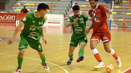 Luçao, autor de dos goles para el Cartagena, trata de regatear a Toni Escribano y Dani Zurdo, jugadores del Xota