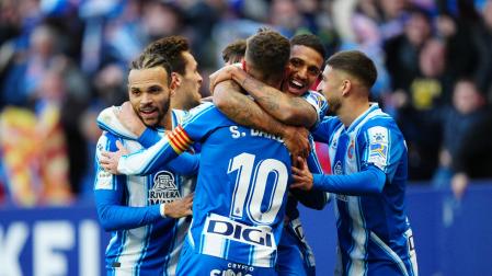 Los jugadores del Espanyol celebran el primer gol en el partido de LaLiga que el Espanyol y el Betis han disputado este sábado