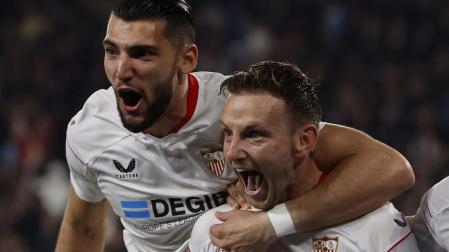 El centrocampista del Sevilla Ivan Rakitic (d) celebra con Rafa Mir tras marcar ante el Cádiz