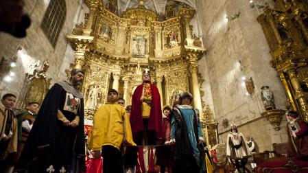 Fotos de la coronación de la reina de la Faba en Puente la Reina. /