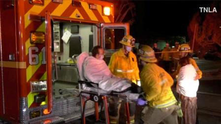 Captura de un video que muestra a los servicios de emergencia atendiendo a una persona tras el tiroteo en Monterey Park, California