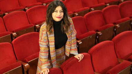 Laura Penagos, en el patio de butacas del Teatro Gayarre. Viste un conjunto, insiste, de la diseñadora pamplonesa Aiora Ganuza