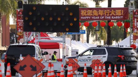 Vehículos de la Policía cerca de la localización donde se produjo un tiroteo durante el Año Nuevo chino, en Monterey Park (California)