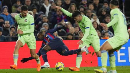 Dembélé, rodeado por tres jugadores del Getafe
