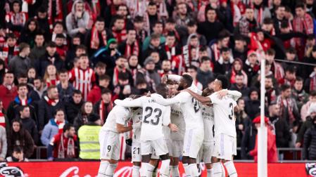 Los jugadores del Real Madrid celebran su victoria en San Mamés