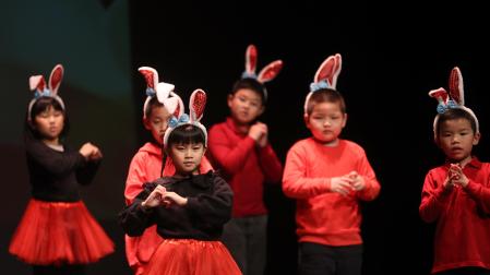 Hijos de emigrantes chinos que estudian en el Aula Confucio de la UPNA ofrecieron varios espectáculos.