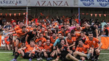 La plantilla del San Andrés celebrando el final de la pasada temporada donde se quedaron a las puertas del ascenso.