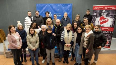 Foto de familia tras la entrega de premios del concurso de escaparates de Barañáin