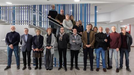 La consejera Rebeca Esnaola y el director general de Cultura, Ignacio Apezteguía, acompañados de los personas componentes del Consejo Navarro de la Cultura y las Artes y directores de la Dirección General de Cultura – Institución Príncipe de Viana