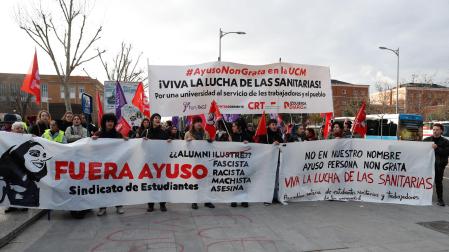Protestas de sanitarios y estudiantes ante la facultad de Ciencias de la Información de Universidad Complutense (UCM), donde la presidenta de la Comunidad de Madrid, Isabel Díaz Ayuso, recibe este martes un reconocimiento como alumna ilustre