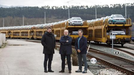 Michal Dano, responsable de Distribución Volkswagen Navarra; Pablo Mendivil, gerente de Programación y Control de la Producción / Distribución; y Fernando Alves, técnico en Distribución
