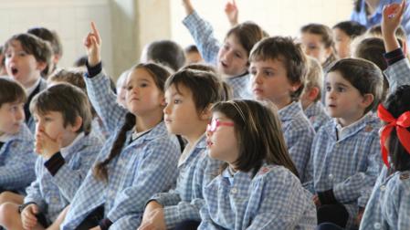 Alumnos de educación infantil en el aula de un colegio