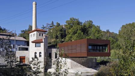Chimenea del molino de Caparroso tras el edificio histórico