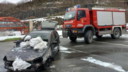 Coche quemado en la estación de servicio de Pagozelai