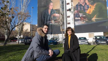 Los tudelanos Sergio Orta Arnedo y Rosalía Saso Sánchez, ante el mural