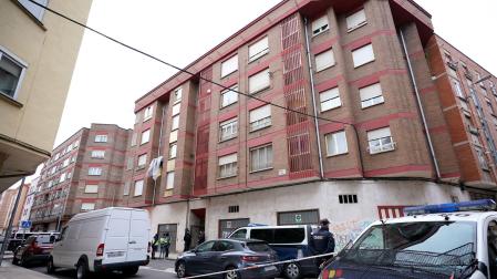 Furgones y agentes de la Policía Nacional, en la calle de Miranda de Ebro donde se ha detenido al hombre
