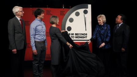 Siegfried Hecker, Daniel Holz, Sharon Squassoni, Mary Robinson y Elbegdorj Tsakhia muestran el el Reloj del Apocalipsis actualizado