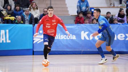 El ala de Osasuna Magna, Dorde Rosic, que marcó el primer gol de su equipo, conduce el balón ante Agustín Plaza