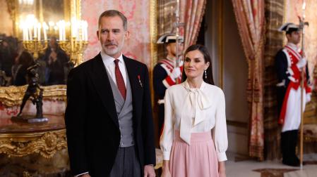 La reina reacciona sin dedicare ni un solo gesto al diplomático