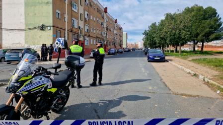 Miembros de la Policía Nacional y Local vigilando el exterior del edificio de viviendas donde se había atrincherado el hombre detenido