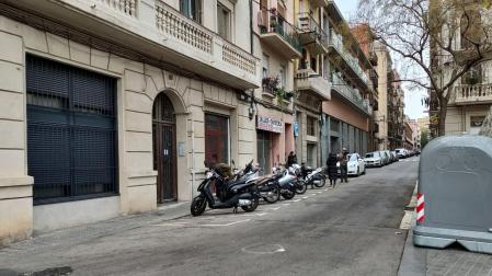El bebé fue encontrado este martes a primera hora abandonado en un portal dentro de una bolsa de deporte en la calle Begur de Barcelona