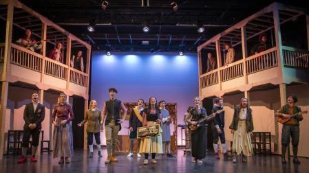 Alumnos del IES Navarro Villoslada, este jueves durante el ensayo general. La escenografía recrea un corral de comedias