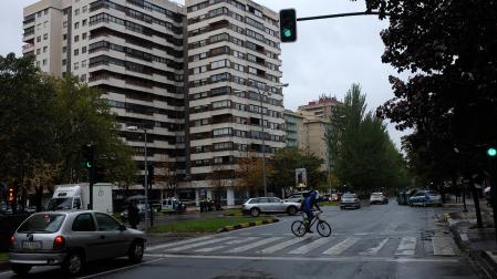 Un ciclista cruza un paseo de peatones en la confluencia de la avenida Sancho el Fuerte y la calle Fuente del Hierro