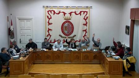 Los corporativos de APS y EH Bildu votan a mano alzada a favor del presupuesto para 2023. Los ediles de AISS votaron en contra