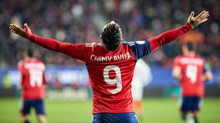 El Chimy Ávila extiende sus brazos mirando al cielo después de marcar el primer gol del partido contra el Sevilla