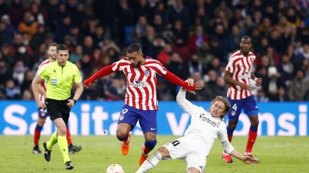 Memphis Depay (Atletico de Madrid) y Luka Modric (Real Madrid), en un momento del partido de cuartos de final de la Copa