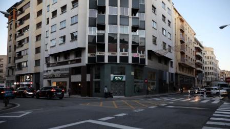 En los años 70 se construyó en el solar del chalet un edificio de viviendas que hace esquina con la calle Navarro Villoslada