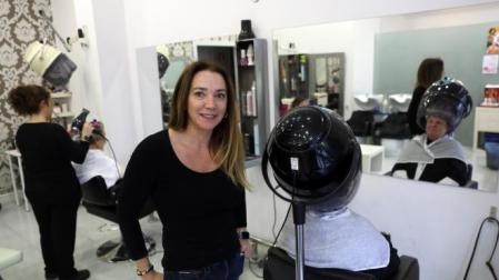 Carmen Tejada lleva casi 30 años al frente de la peluquería Artis que abrió cuando tenía 19