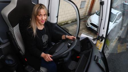 Laura Peche, al volante de un autobús en Berrioplano.