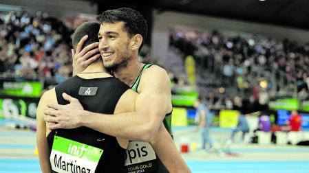 Abrazo entre Asier Martínez y Quique Llopis al cruzar la línea de meta en el estadio Messe de Karlsruhe.