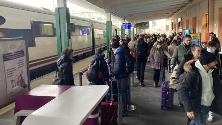 Imagen de la estación de Renfe en Pamplona, en el momento de la llegada de un tren regional y a punto de salir un Alvia hacia Madrid