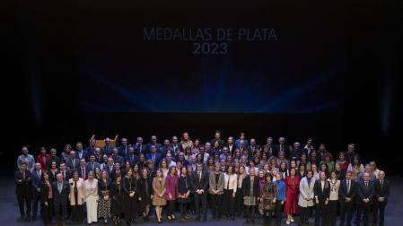 Foto de grupo de todos los reconocidos con la Medalla de Plata de la UN