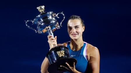 Aryna Sabalenka, con el trofeo de campeona del Abierto de Australia