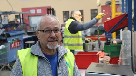 José Mari García, este martes en uno de los talleres de Traperos de Emaús en Berriozar.