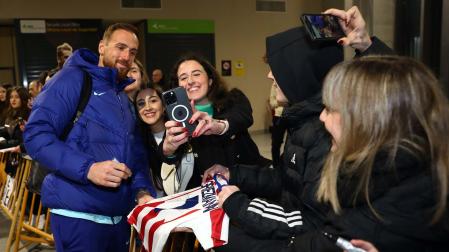 Llegada a Noáin del Atlético de Madrid cuyos jugadores firmaron autógrafos a los seguidores colchoneros.