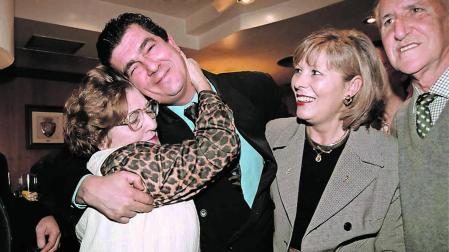 Javier Miranda es abrazado por su madre, en presencia de su esposa, tras conocer que ganó las elecciones a la presidencia de Osasuna