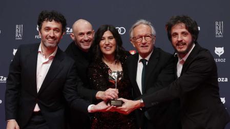 El realizador Rodrigo Sorogoyen, junto a los productores Nacho Lavilla, Sandra Tapia y Eduardo Villanueva recibe el premio a mejor película dramática por 'As Bestas' en los Feroz 2023