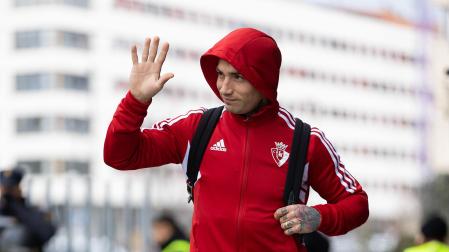 El Chimy Ávila saluda a la afición en los aledaños de El Sadar