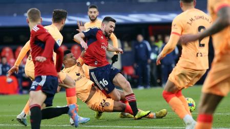 Reinildo derriba a Moi Gómez en una de las jugadas polémicas del partido