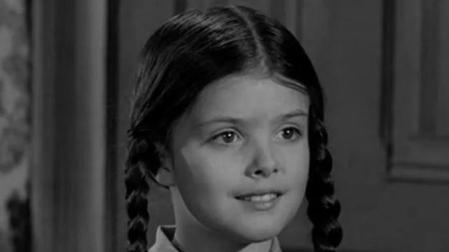 Lisa Loring en su papel como la primera actriz en interpretar a Miércoles Addams