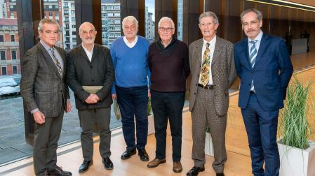 Los arquitectos Manuel Blasco Blanco, Víctor Honorato Pérez, José Mª Alfonso Sánchez Madoz y Roberto Urtasun Uriz, flanqueados por Chocarro y Vélaz