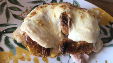 Este cruasán con bechamel es una de las tres recetas de hoy.