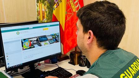 Un agente de la Guardia Civil de delitos informáticos